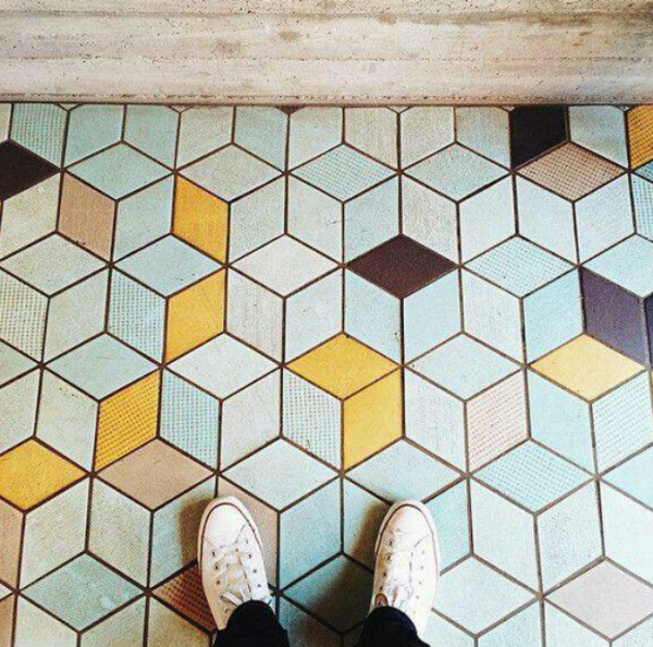 Pemilihan lantai keramik dengan motif yang menarik